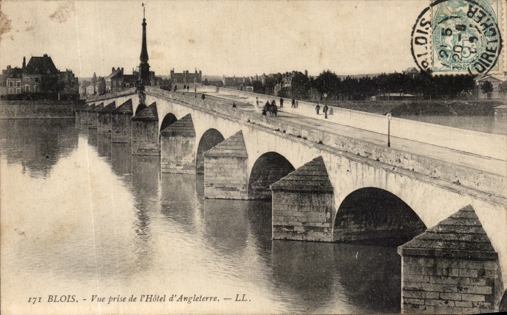 Blois - Vue prise de l'Hôtel d'Angleterre — LL.
