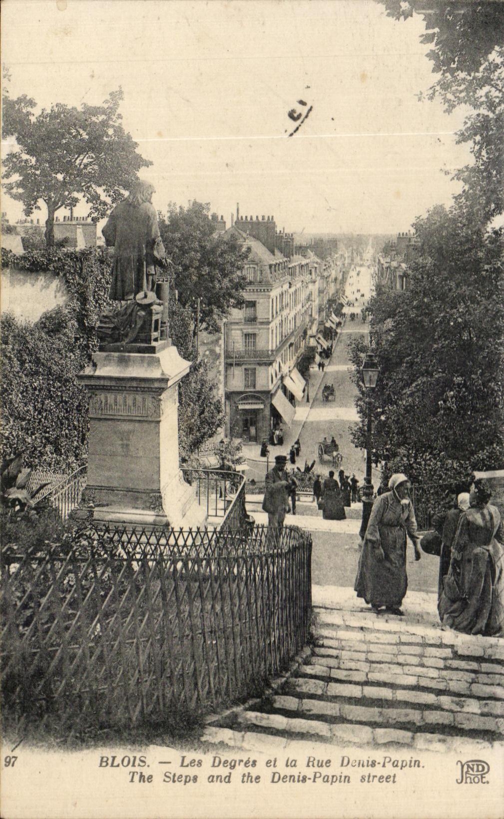 CPA Blois Les Degres et la Rue Danis Papin Femmes 