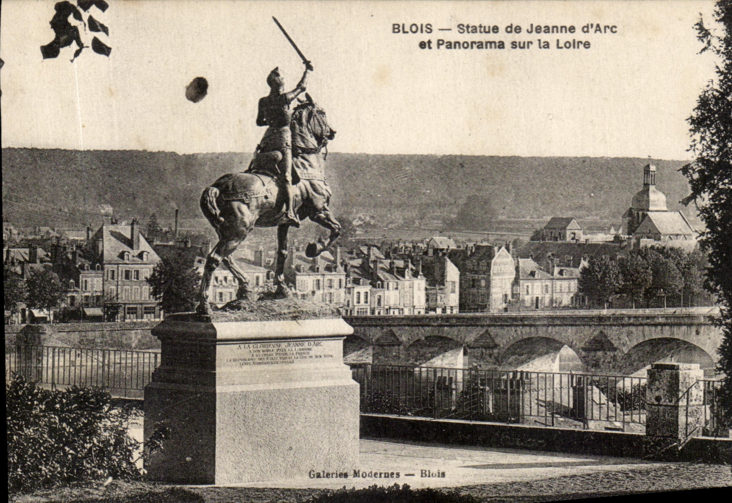 Blois — Statue de Jeanne d'Arc et Panorama sur la Loire — Galeries Modernes — Blois