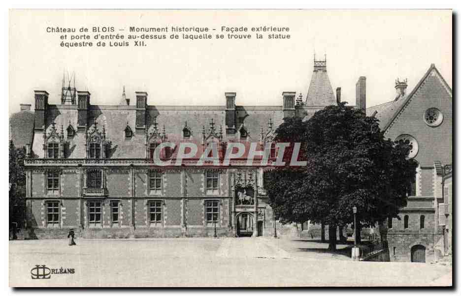 Château de Blois — Monument historique — Façade extérieure et porte d'entrée au-dessus de laquelle se trouve la statue équestre de Louis XII.