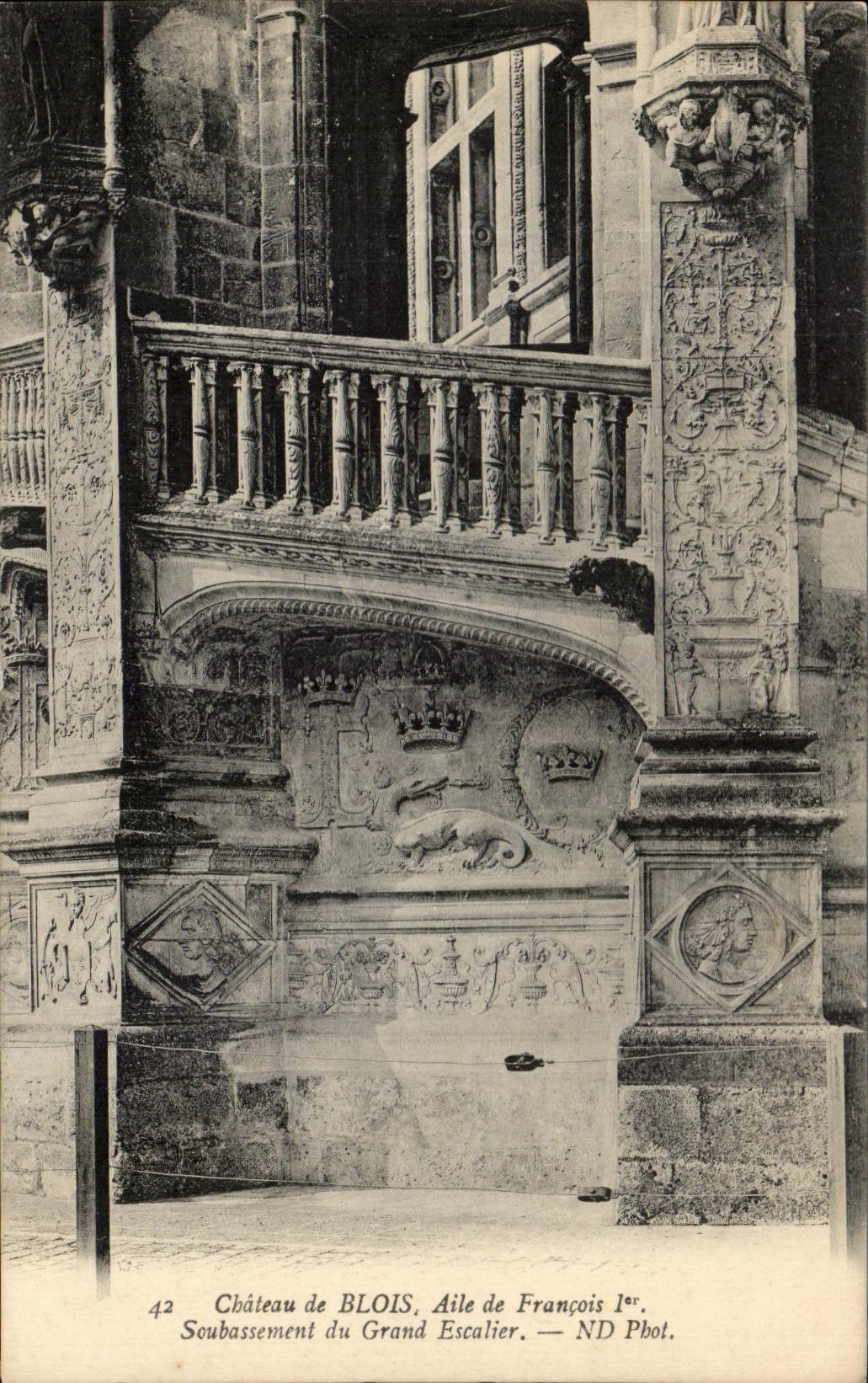 Château de BLOIS — Soubassement du Grand Escalier, Aile de François Ier — ND Phot.