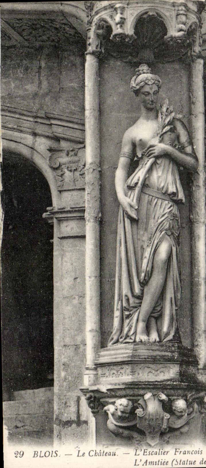 Blois — Le Château — L'Escalier François (Statue de L'Amstie)