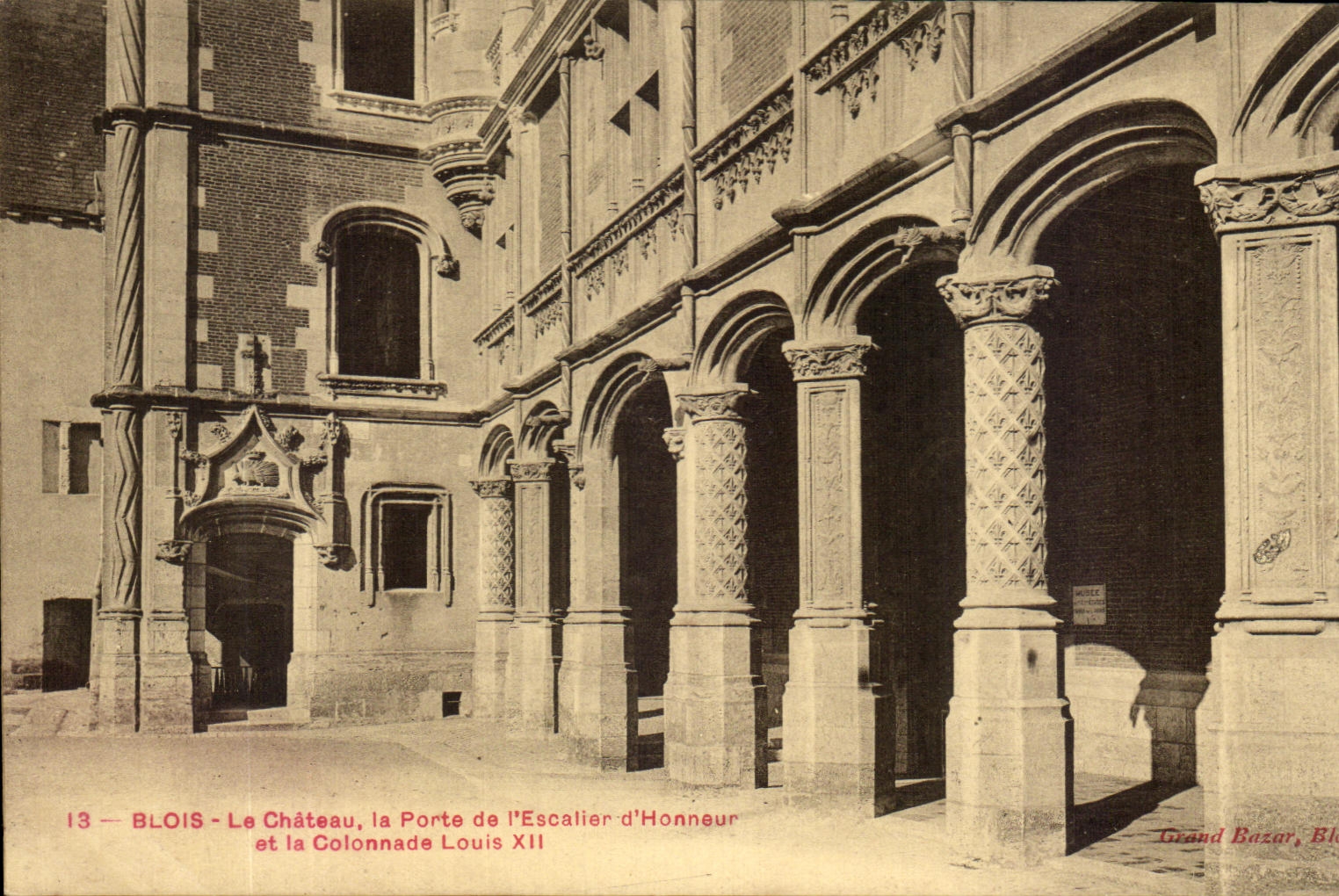 CPA Blois Le Chateau la Porte de I'Escalier d'Honneur et la Colonnade Louis XII
