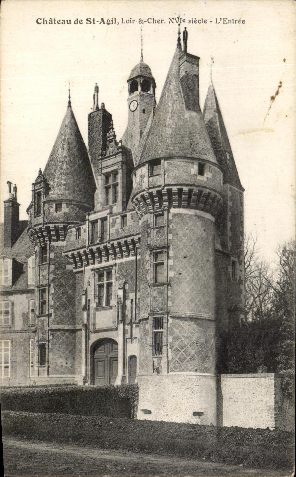 Château de St-Agil, Loir-et-Cher - L'Entrée - XVIIe siècle
