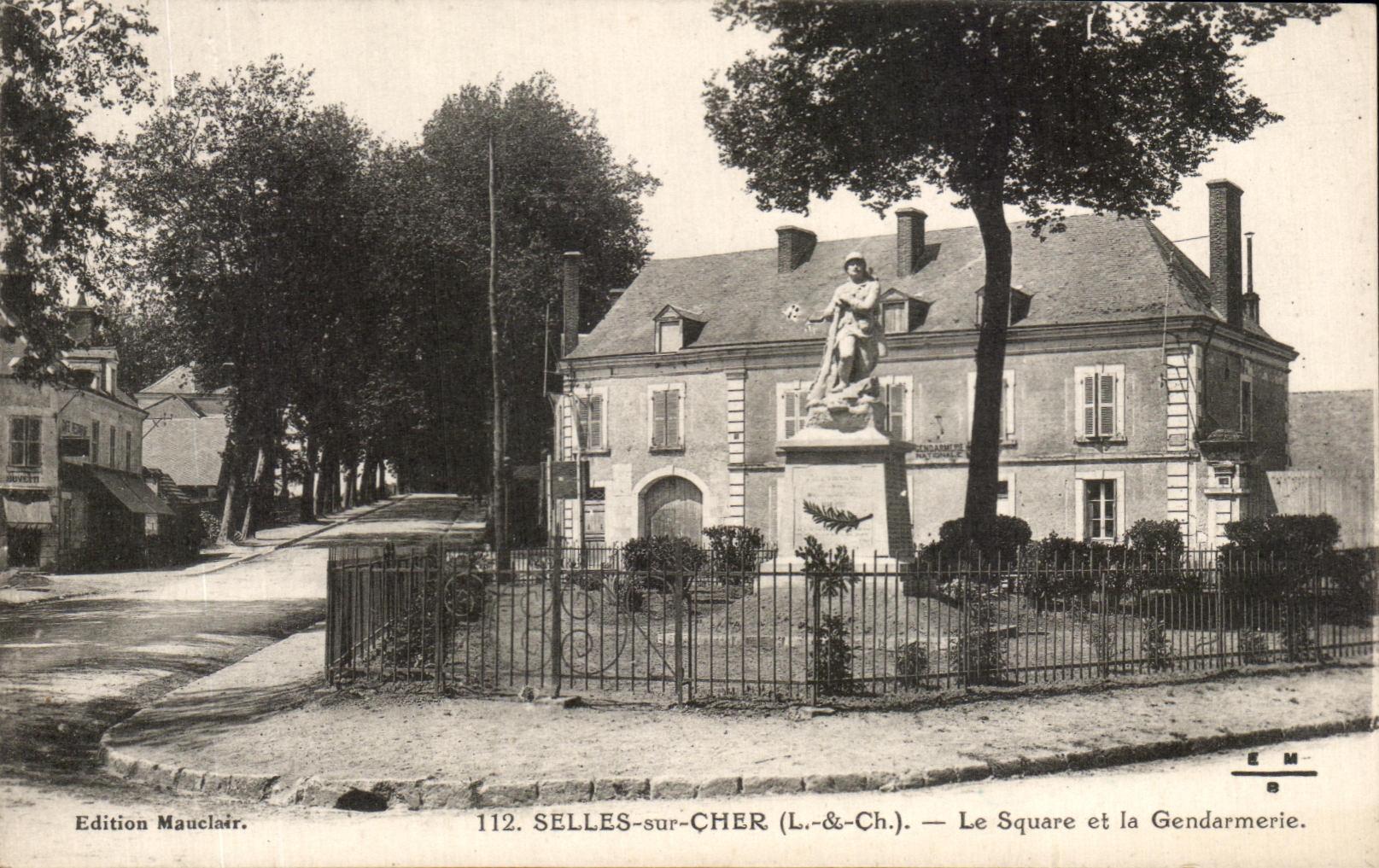 SELLES-sur-CHER (L.-&-Ch.) — Le Square et la Gendarmerie — Edition Maucclair, n° 112