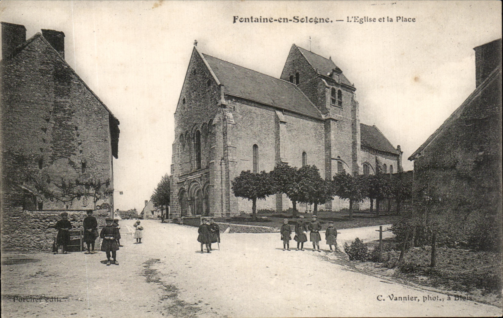 Fontaine-en-Sologne — L'Église et la Place — C. Vannier, phot., à Blois