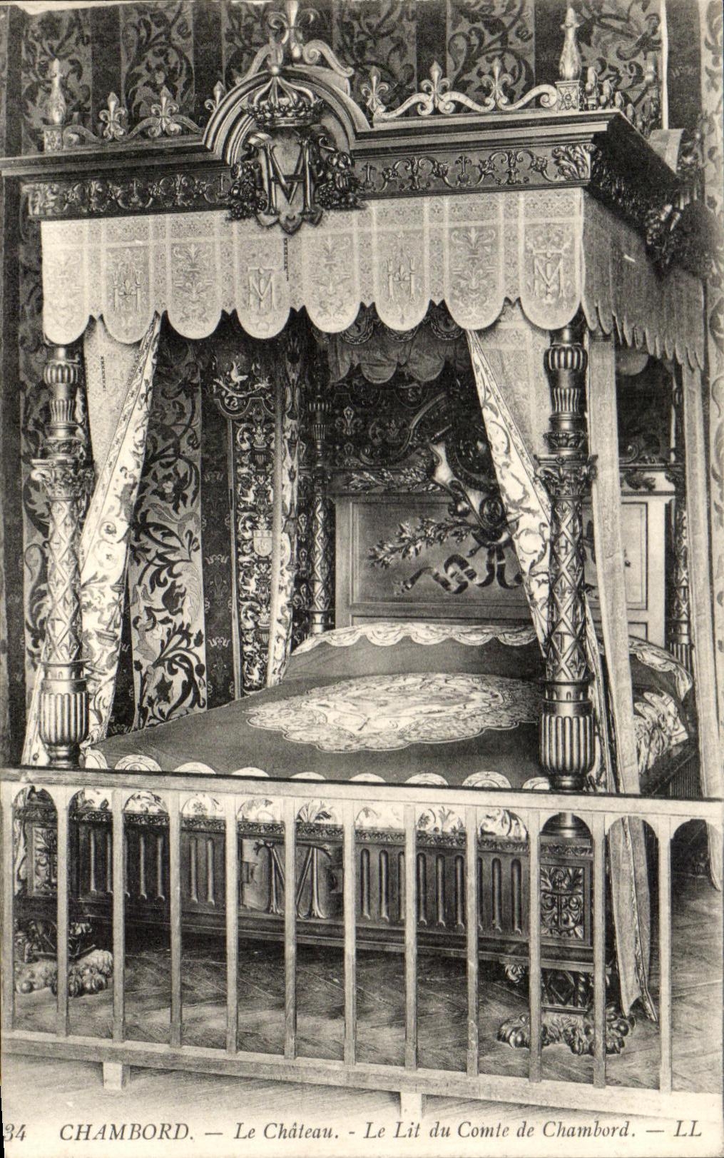 Chambord — Le Château — Le Lit du Comte de Chambord — LL