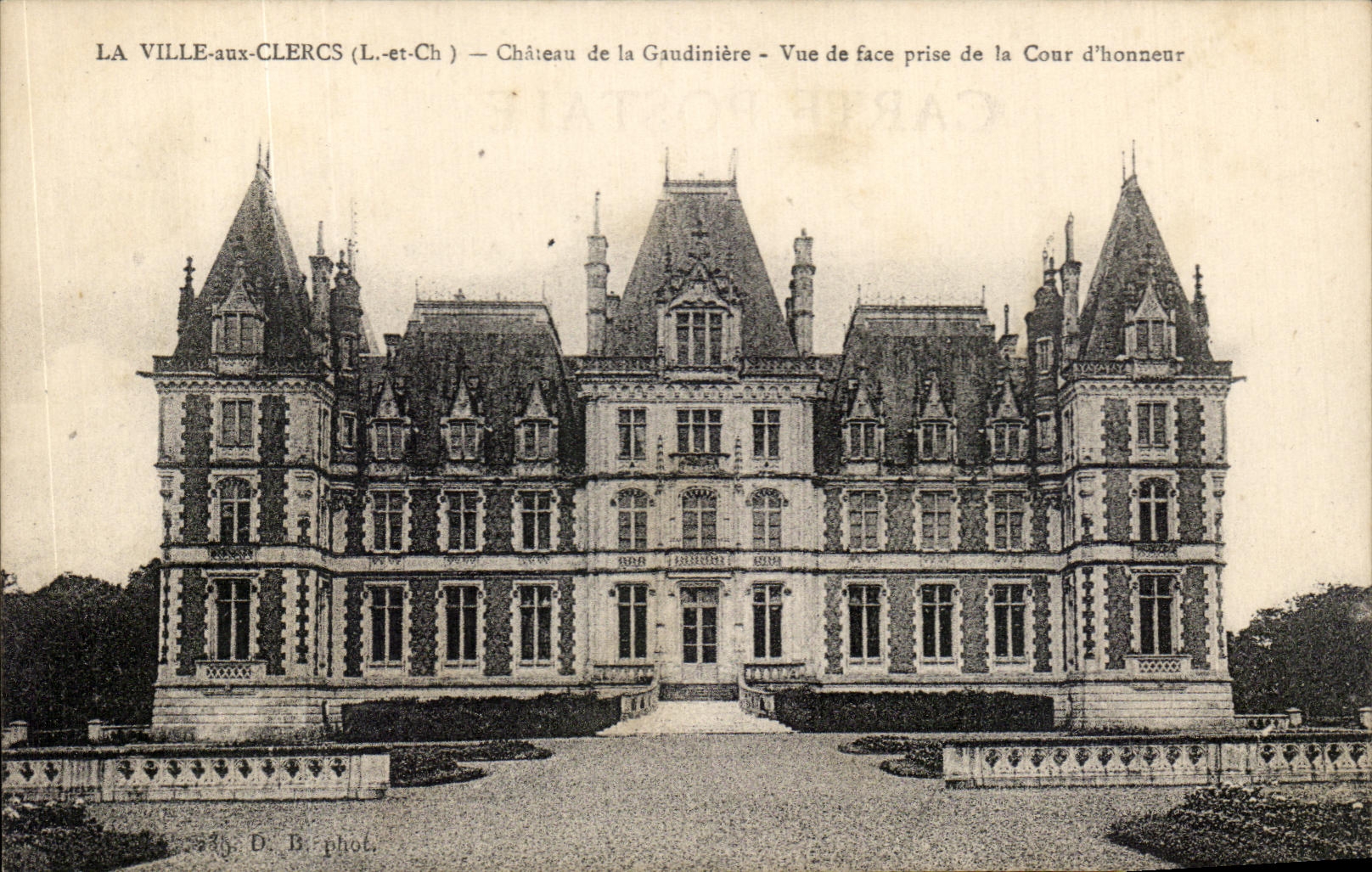 La Ville-aux-Clercs (L.-et-Ch) — Château de la Gaudinière — Vue de face prise de la Cour d'honneur — D. B. phot.