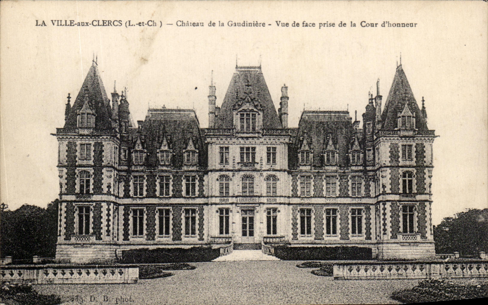 CPA La Ville aux Clercs Chateau de la Gaudiniere vue de face prise de la Cour d'honneur