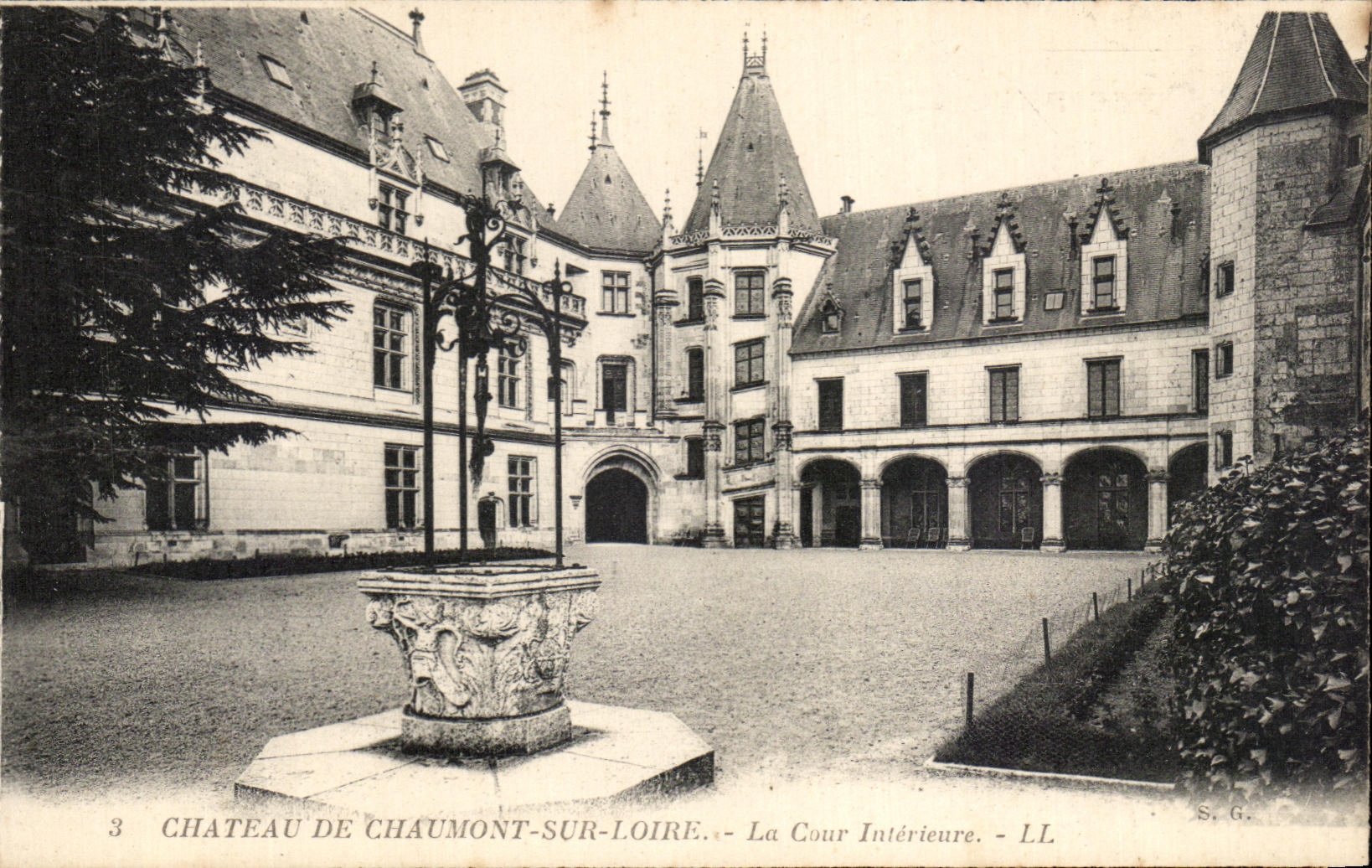 Château de Chaumont-sur-Loire — La Cour Intérieure — S.G.