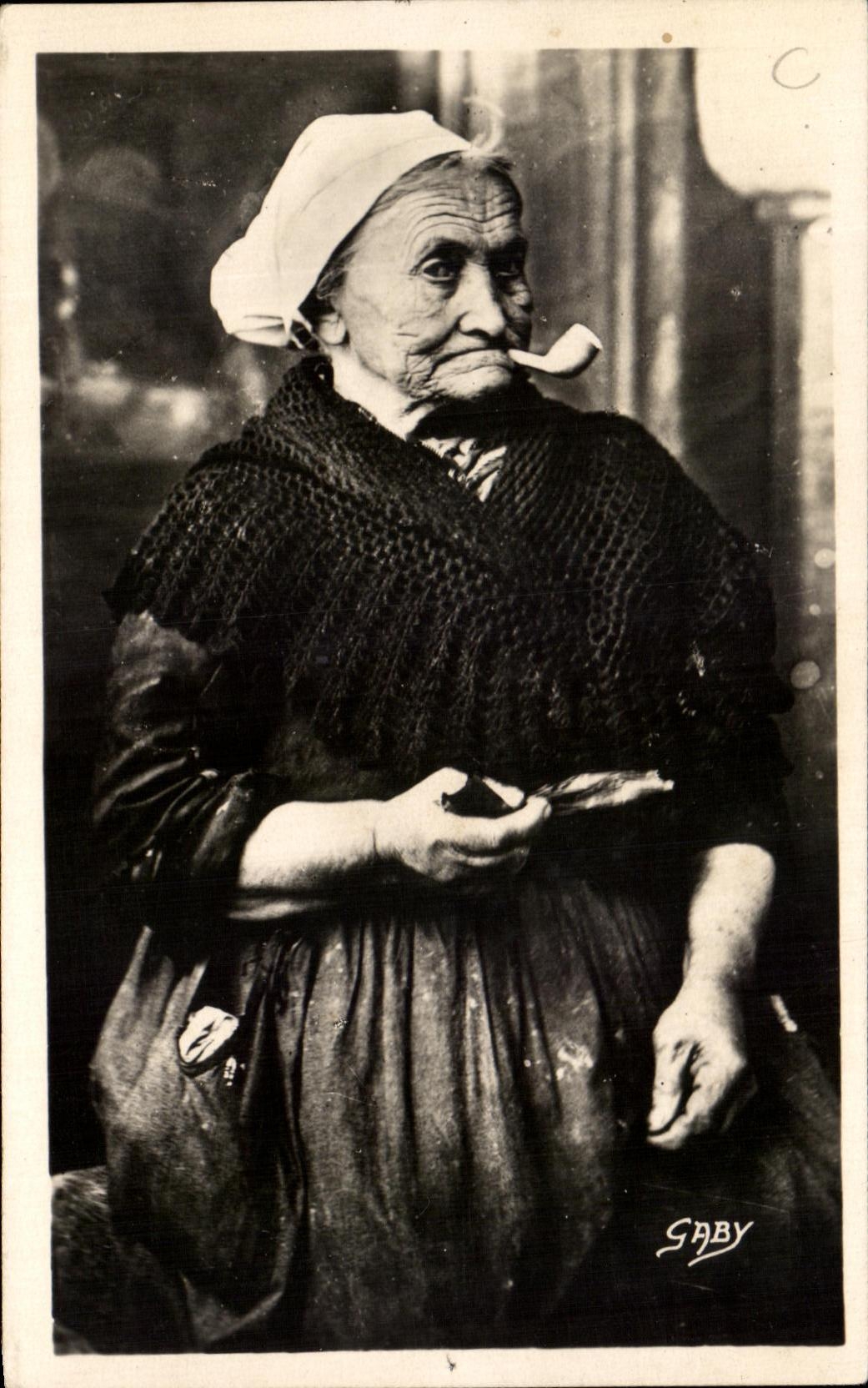 CPA La Bretagne Fumeuse de Morlaix Folklore Costume