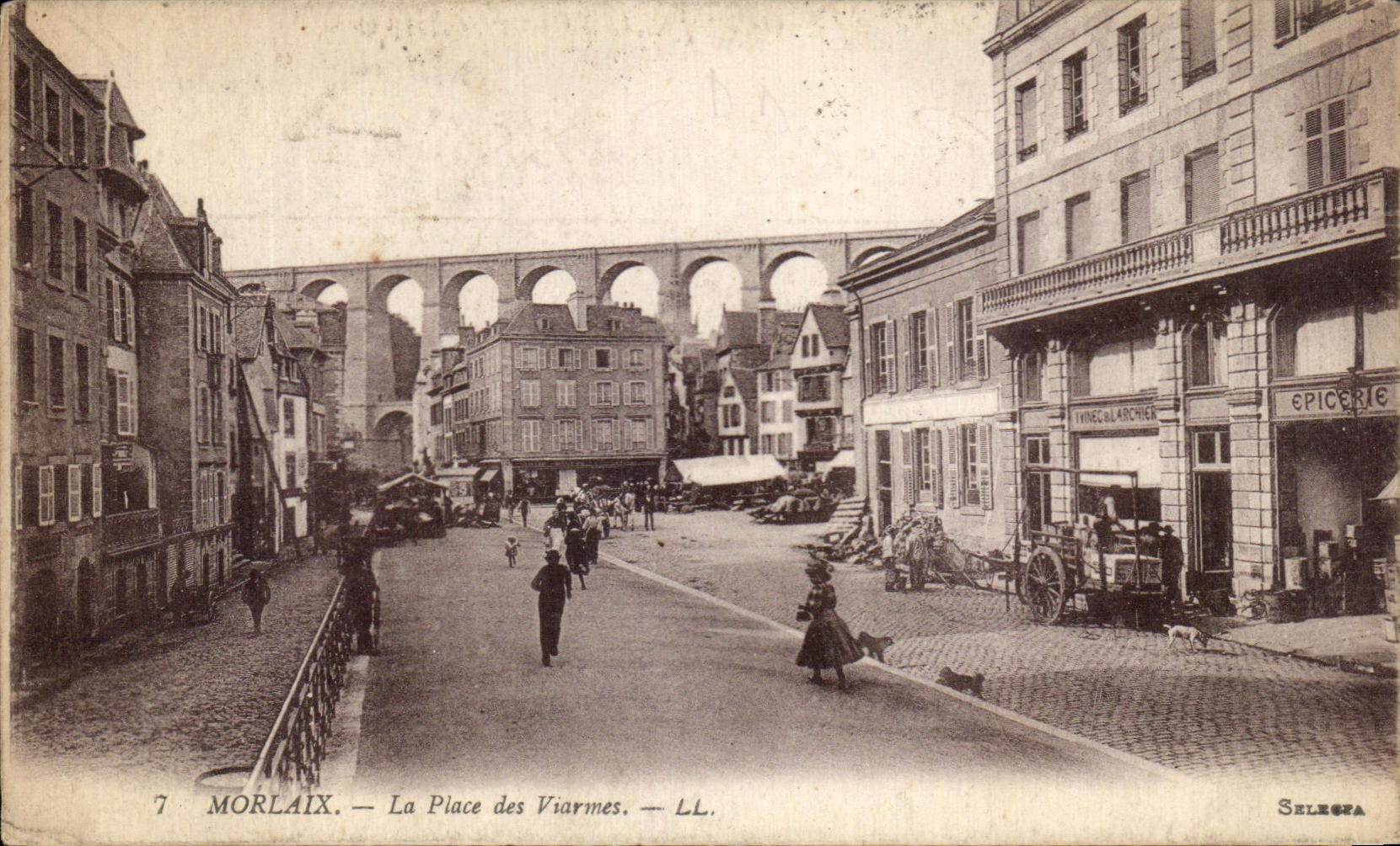 CPA Morlaix La Place des Viarmes Epicerie Yvinec et Larcher