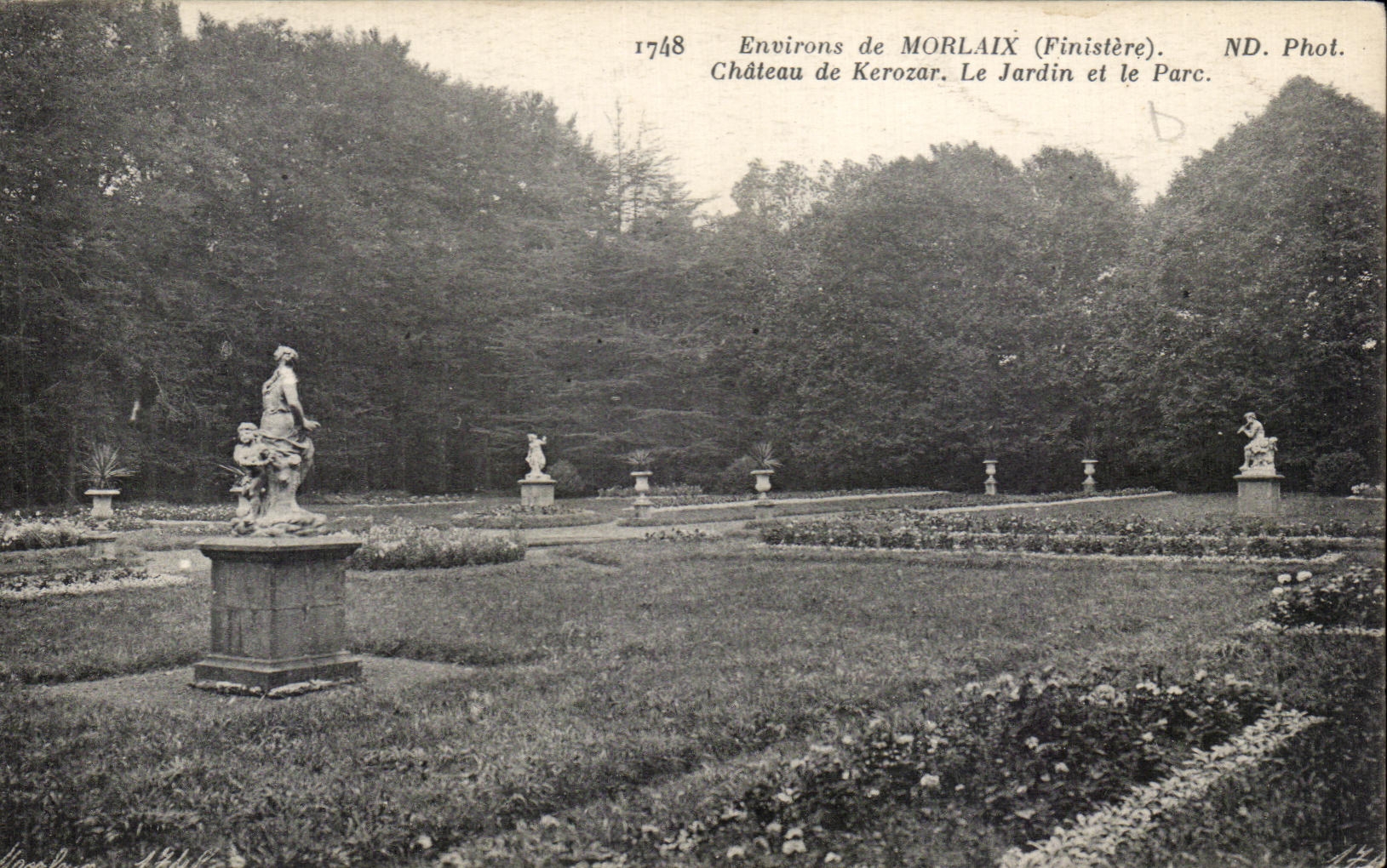 CPA Morlaix Chateau de Kerozar Le Jardin et le Parc