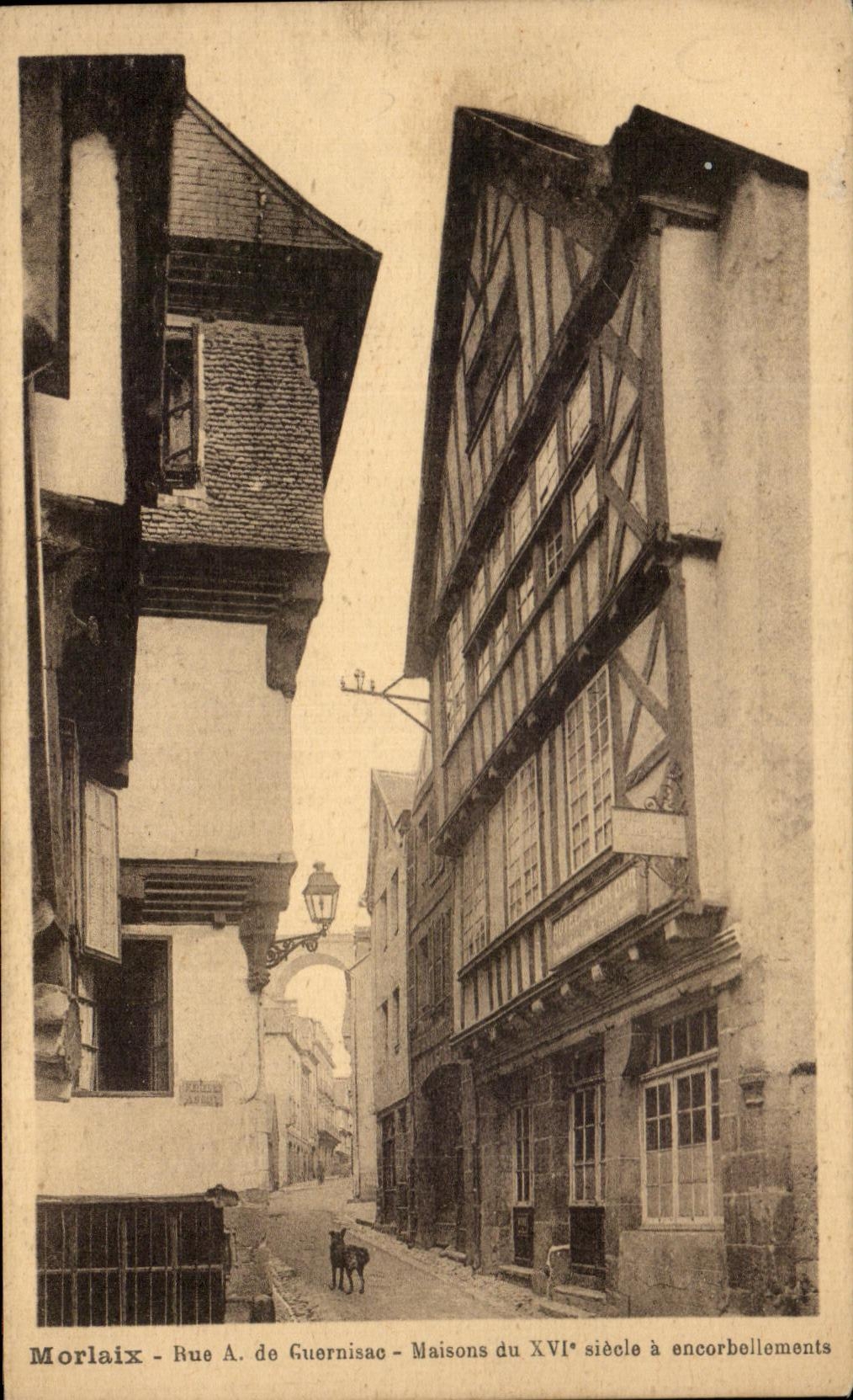 CPA Morlaix Rue de Guernisac Maisons du 16eme a encorbellements