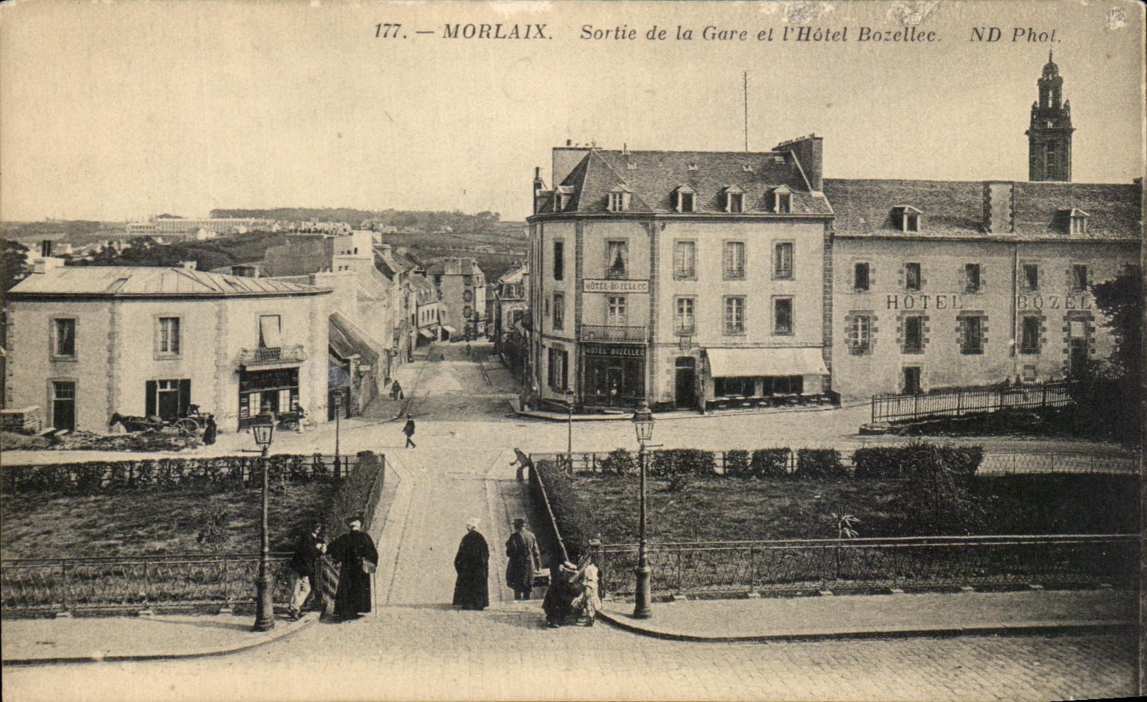 CPA Morlaix Sortie de la Gare et l'Hotel Bozellee