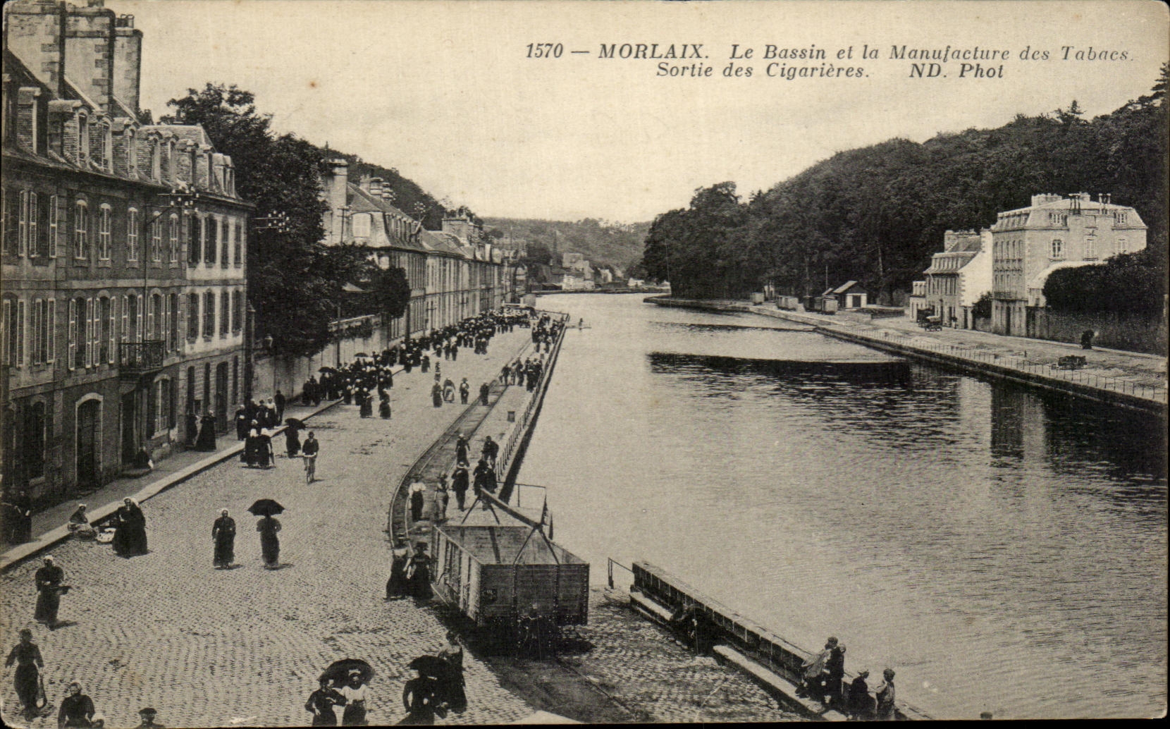CPA Morlaix Le Bassin et la Manufacture des Tabacs Sortie des Cigarieres