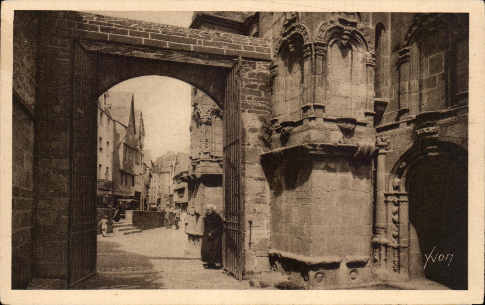 CPA Morlaix La Rue Basse Vue de l'Eglise Saint Mathieu