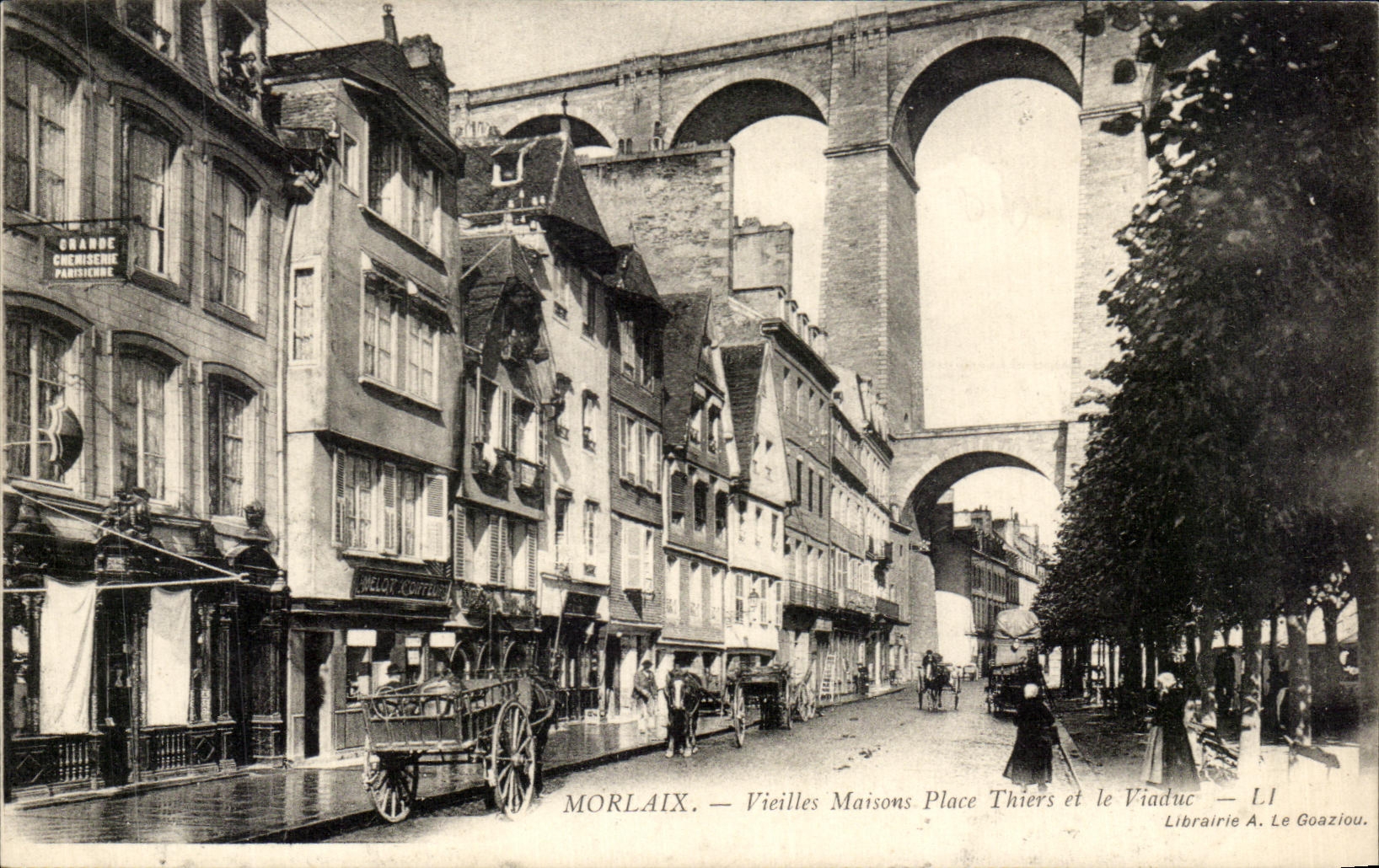 CPA Morlaix Vieilles Maisons Place Thiers et le Viaduc