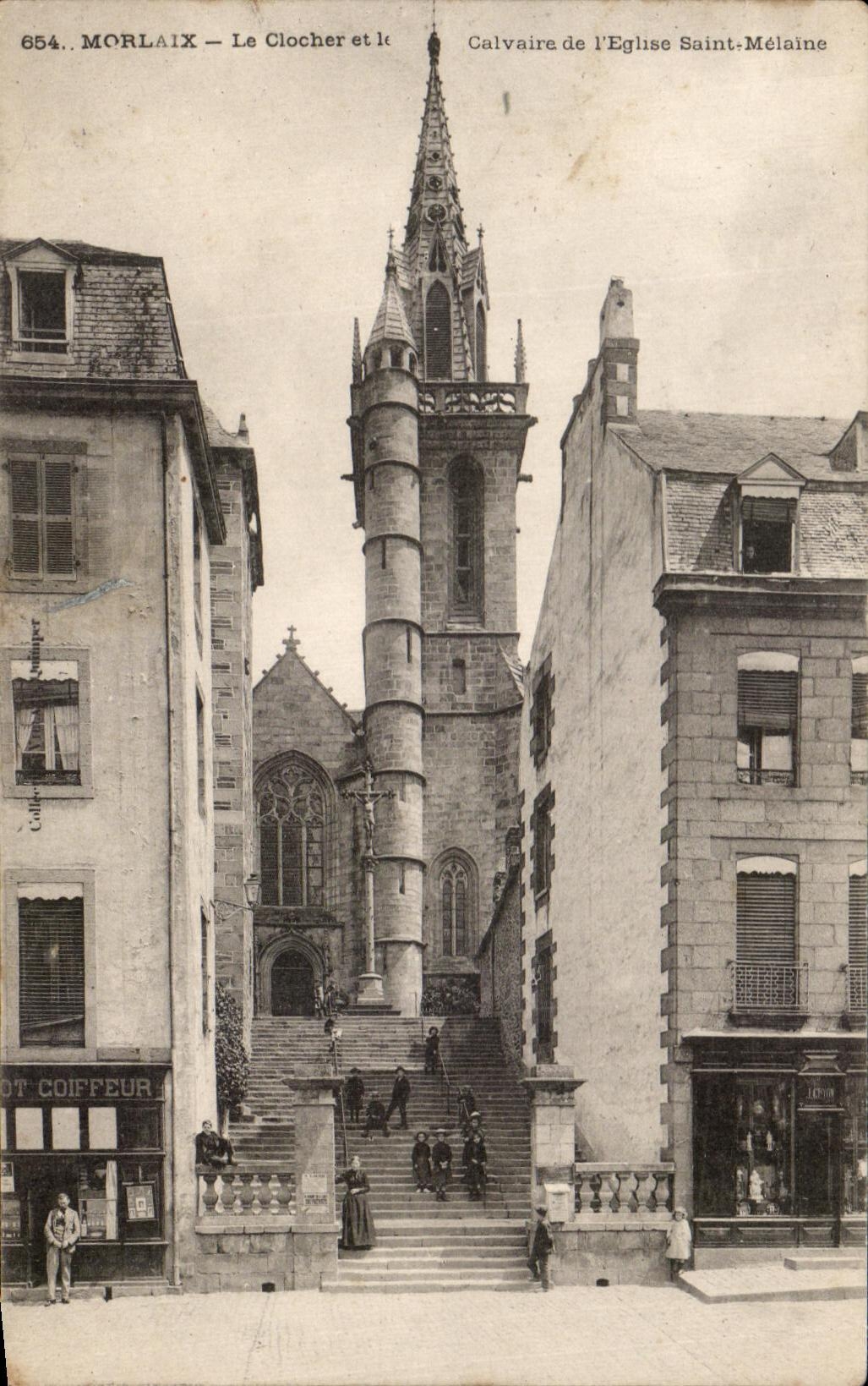 CPA Morlaix Le Clocher et le Calvaire de I'Eglise Saint Melaine Enfants (animee)