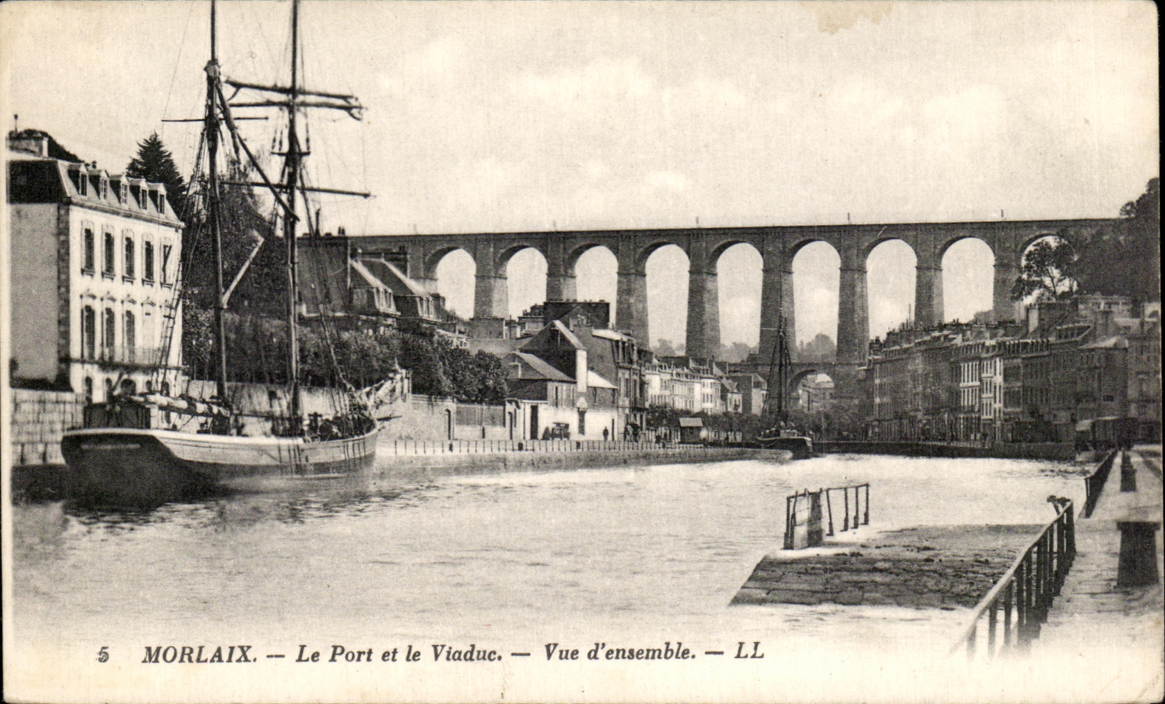 CPA Morlaix Le Port et le Viaduc Vue d'Ensemble Bateau