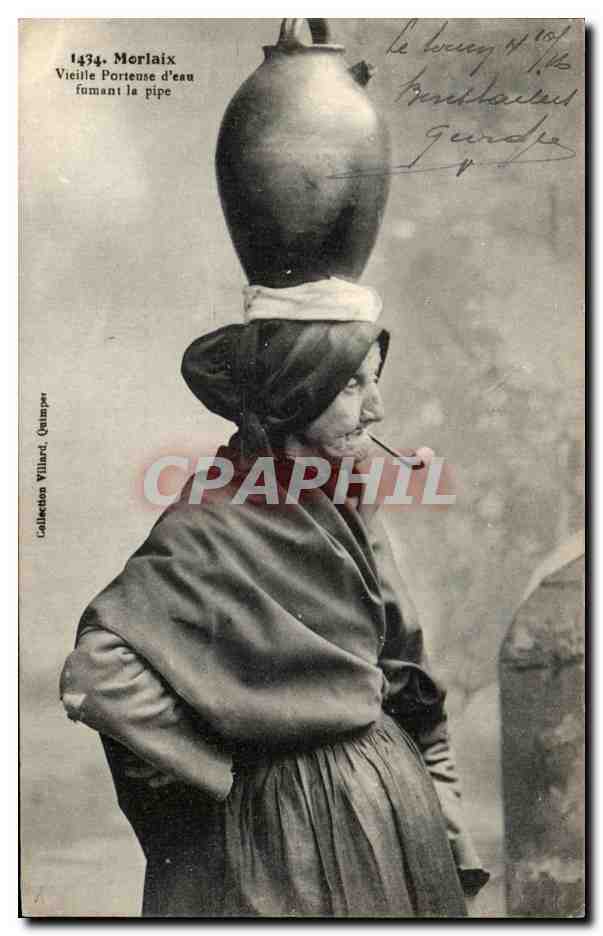 CPA Morlaix vieille Porteuse d'Eau Fumant La Pipe Folklore Costume
