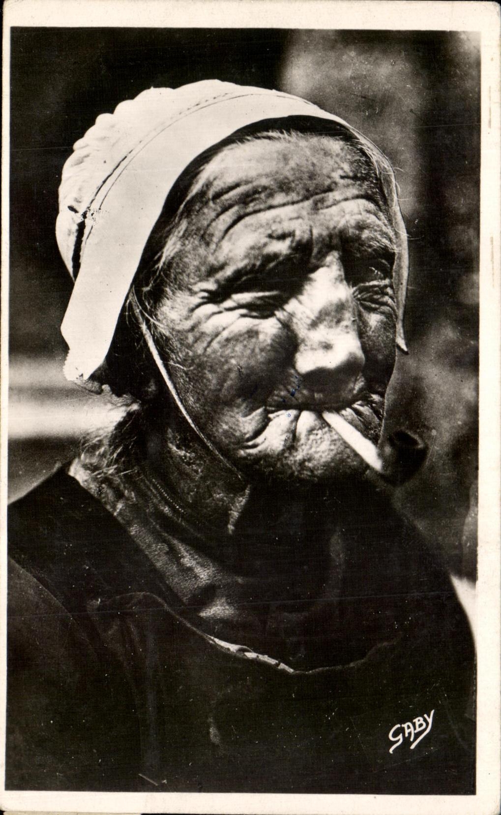 CPSM La Bretagne Vieille Fumeuse De Pipe Folklore Costume