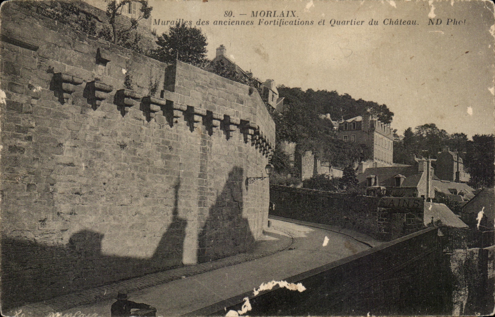 CPA Morlaix Murailles des Anciennes Fortifications et Quartier du Chateau
