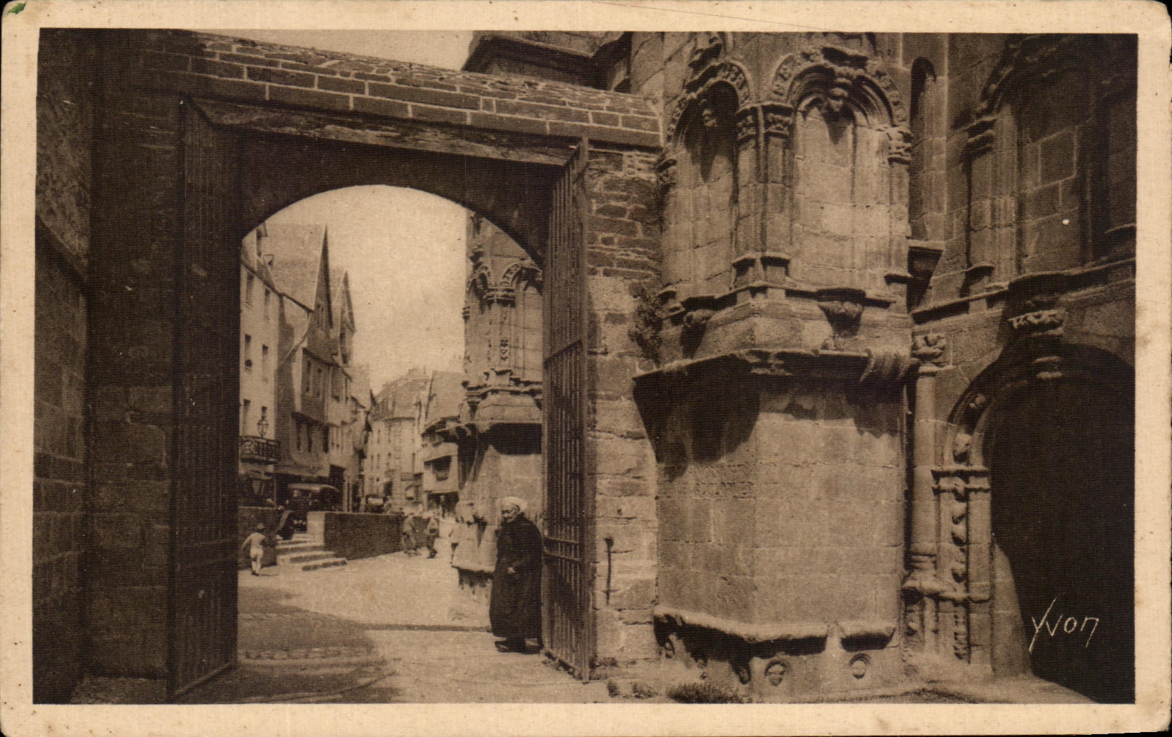 CPA Bretagne Morlaix La rue basse vue de l'eglise 