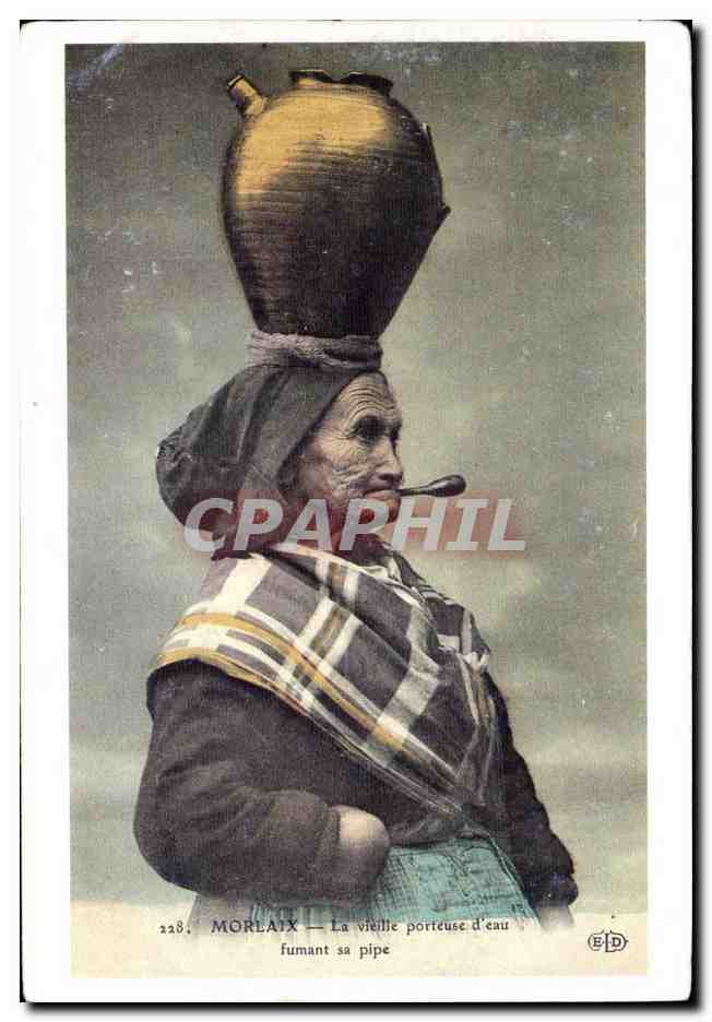 CPM Morlaix La Vieille Porteuse d'eau fumant sa Pipe Folklore Costume