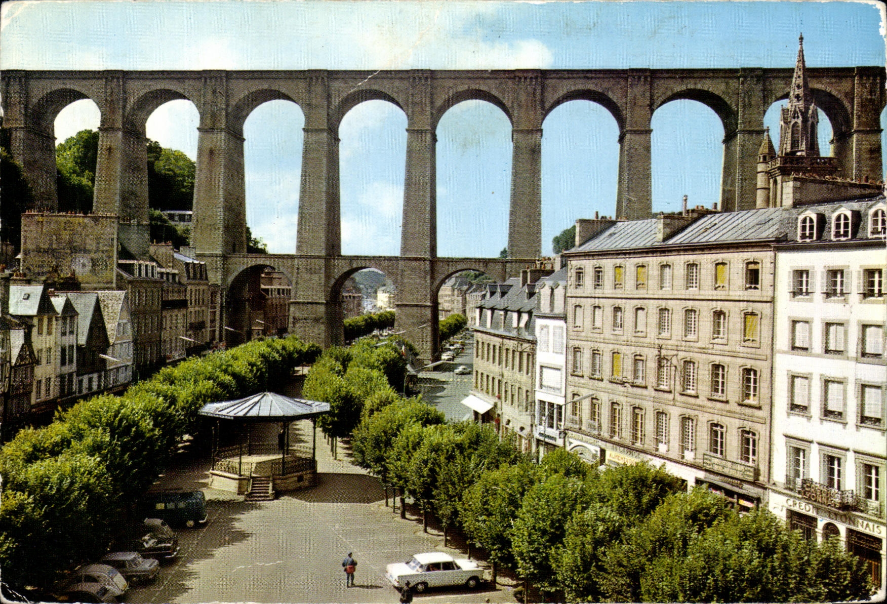 CPSM Morlaix Le Viaduc et la Place des Otages A droite le Clocher de L'Eglise Sainte melaine