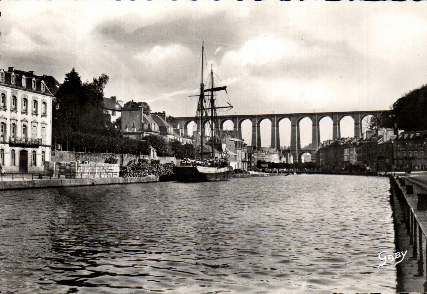 CPSM Morlaix Qual Treguier et le Viaduc Bateau