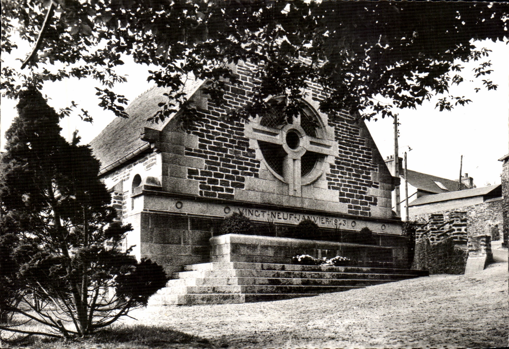 CPM Morlaix Ecole de ND de Lourdes Monument souvenir du Bombardement