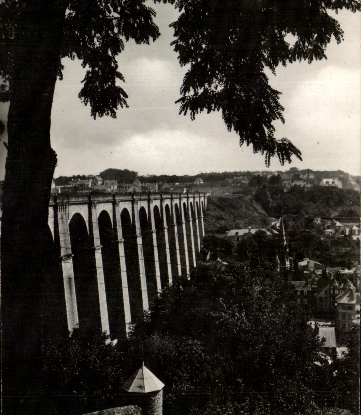 Morlaix (Finistère) — Vue sur le viaduc et la campagne environnante — Éditions d'Art 'VY' Paris, 15 Rue Marlet