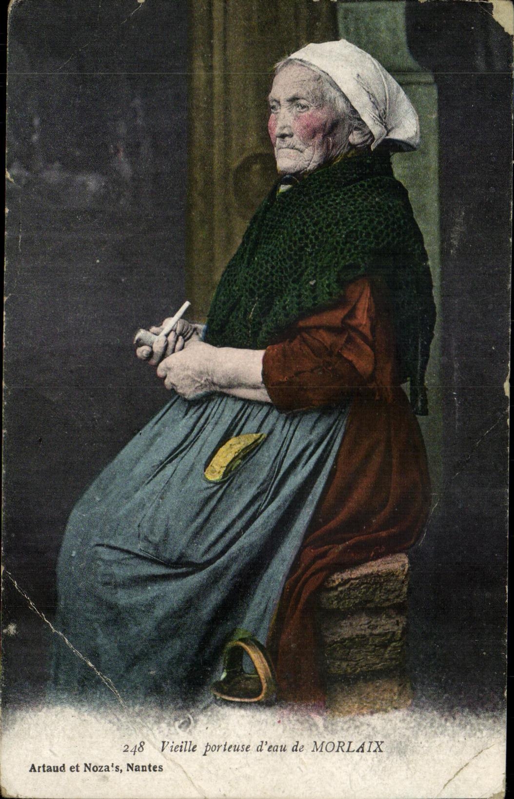 CPA Vieille Porteuse d'Eau De Morlaix Folklore Costume