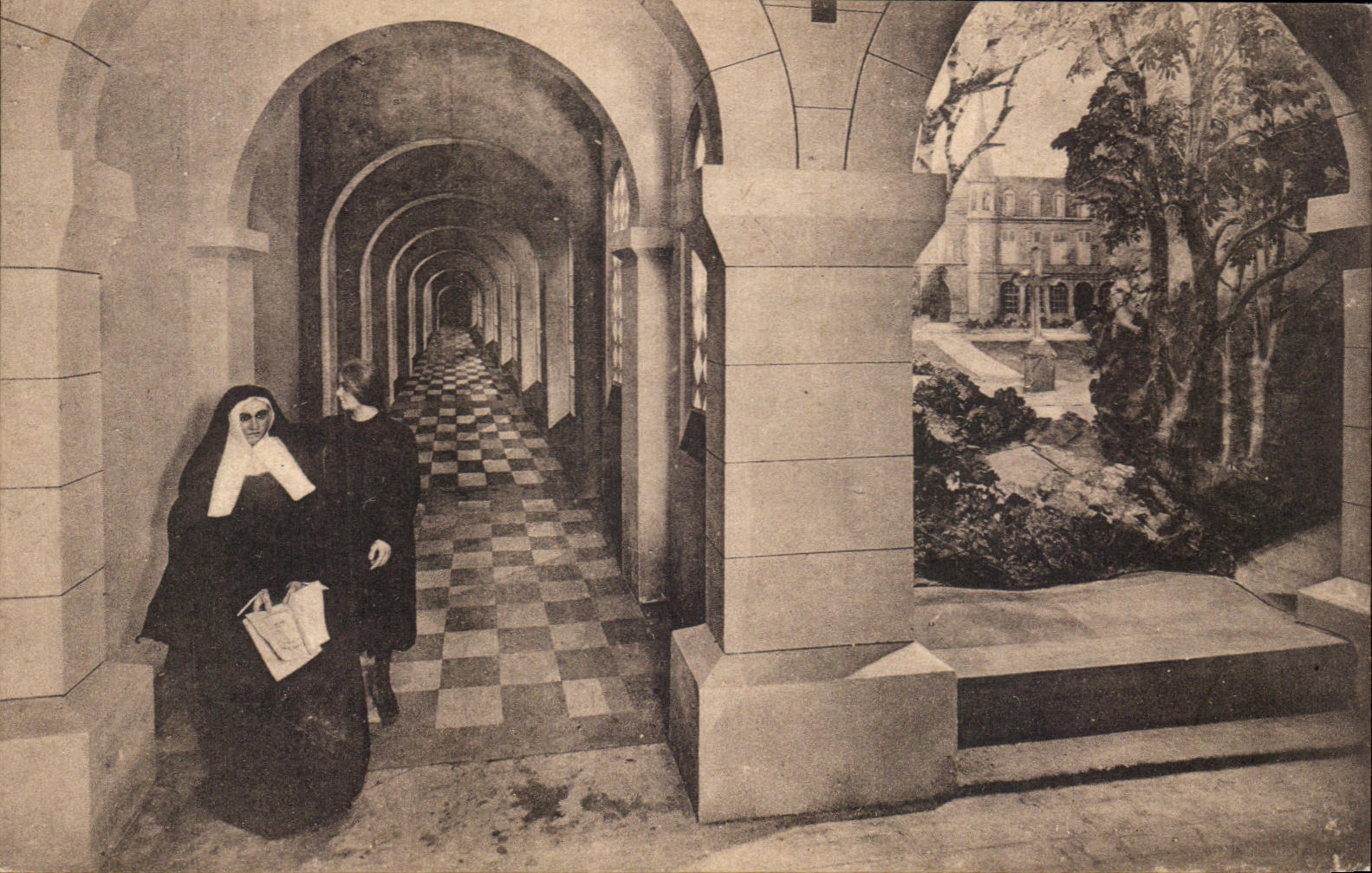 Bernadette (en religion Sœur Marie Bernard) — au couvent Saint-Gildard à Nevers — C. Association des Arts Pratiques Féminines, Strasbourg