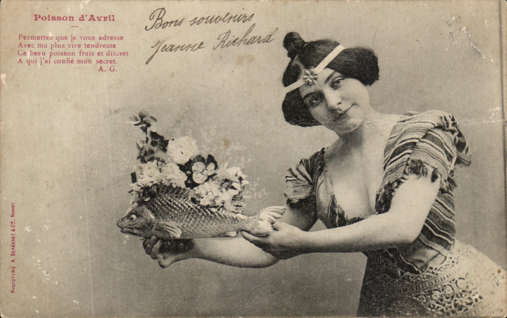 CPA Poisson D'Avril Porte Souvenir Femme