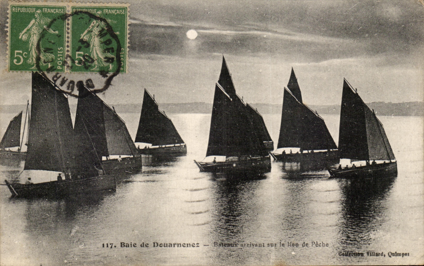 CPA Baie De Douarnenez Bateaux Arrivant Sur Le lieu de peche 