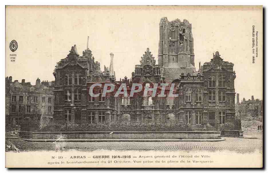 Arras — Guerre 1914-1915 — Aspect général de l'Hôtel de Ville après le bombardement du 21 Octobre. Vue prise de la place de la Vacquerie — Charles Ledeb, édit. Paris