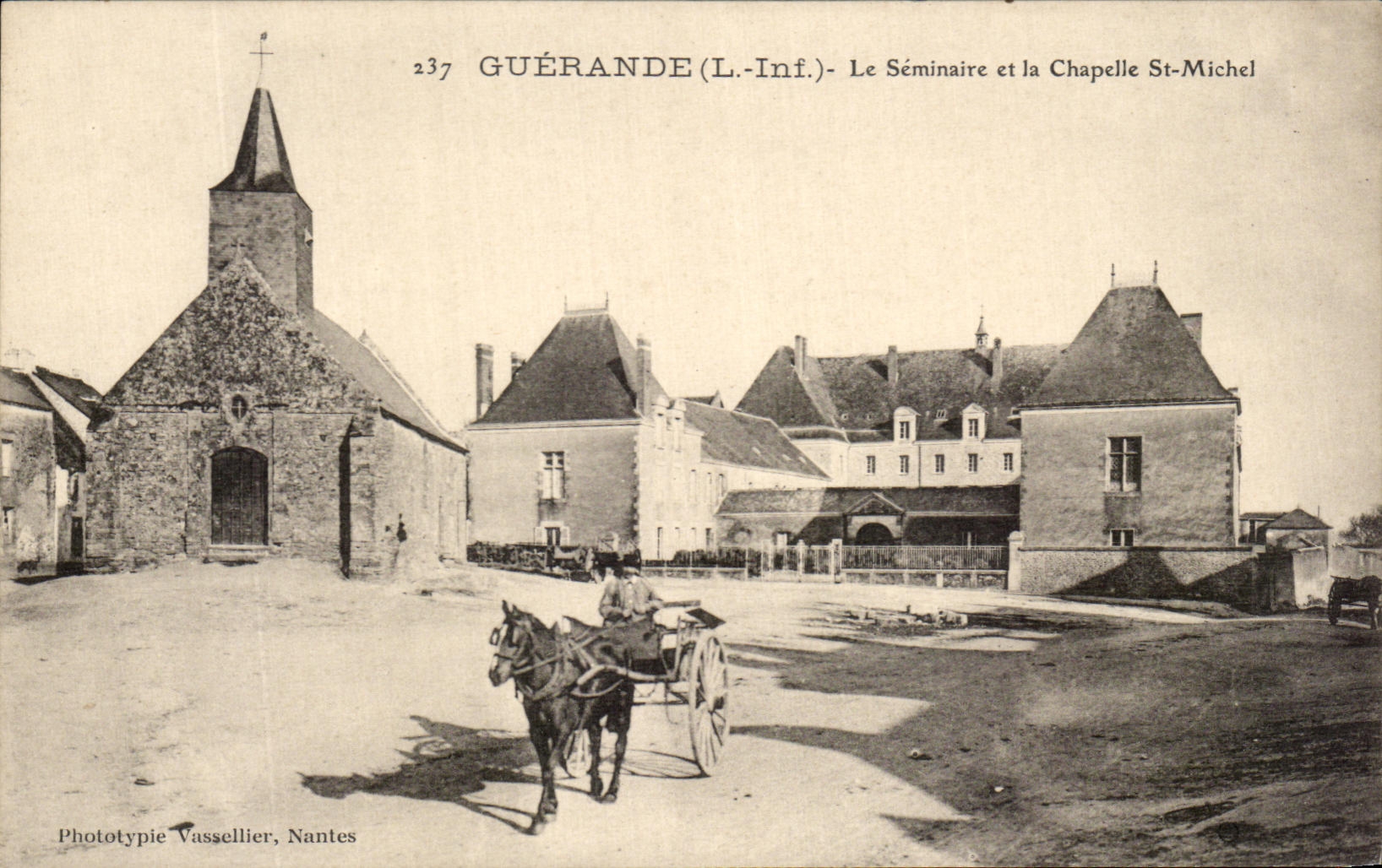 CPA Guerande Le Seminaire et la Chapelle St Michel