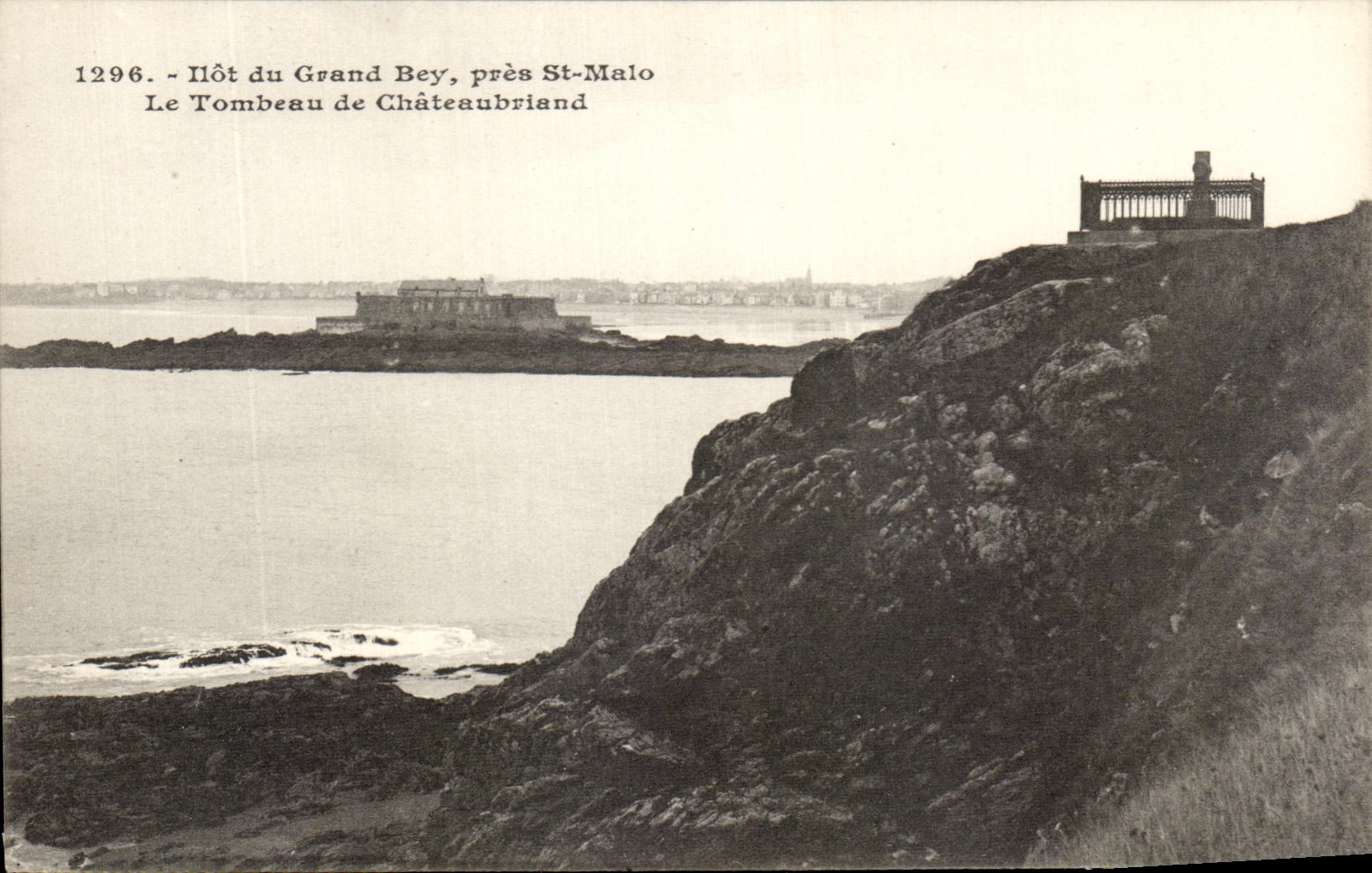 CPA Ilot du Grand Bey Pres St malo Le Tombeau de Chateaubriand