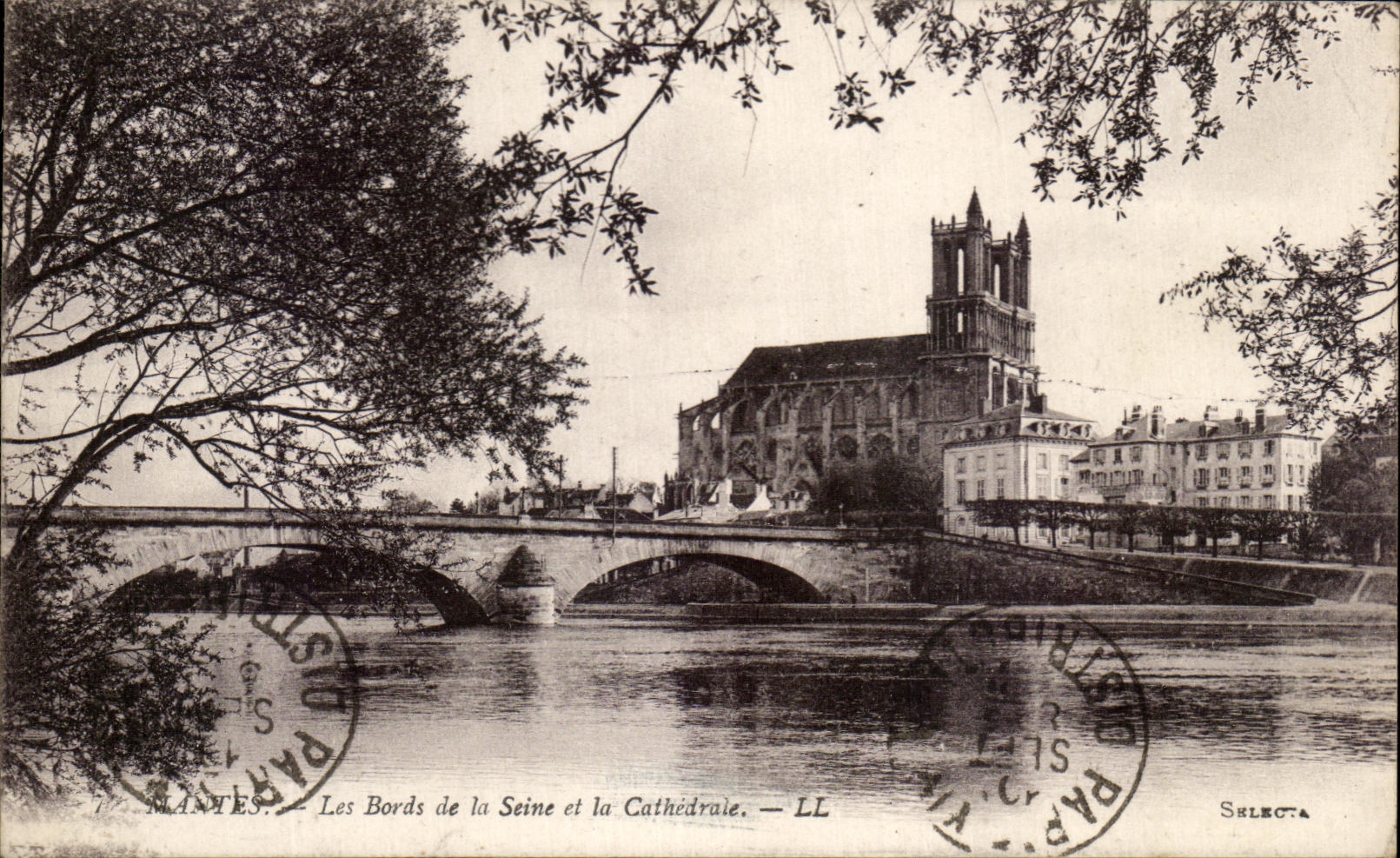 CPA Nantes Les Bords de la Seine et la Cathedrale