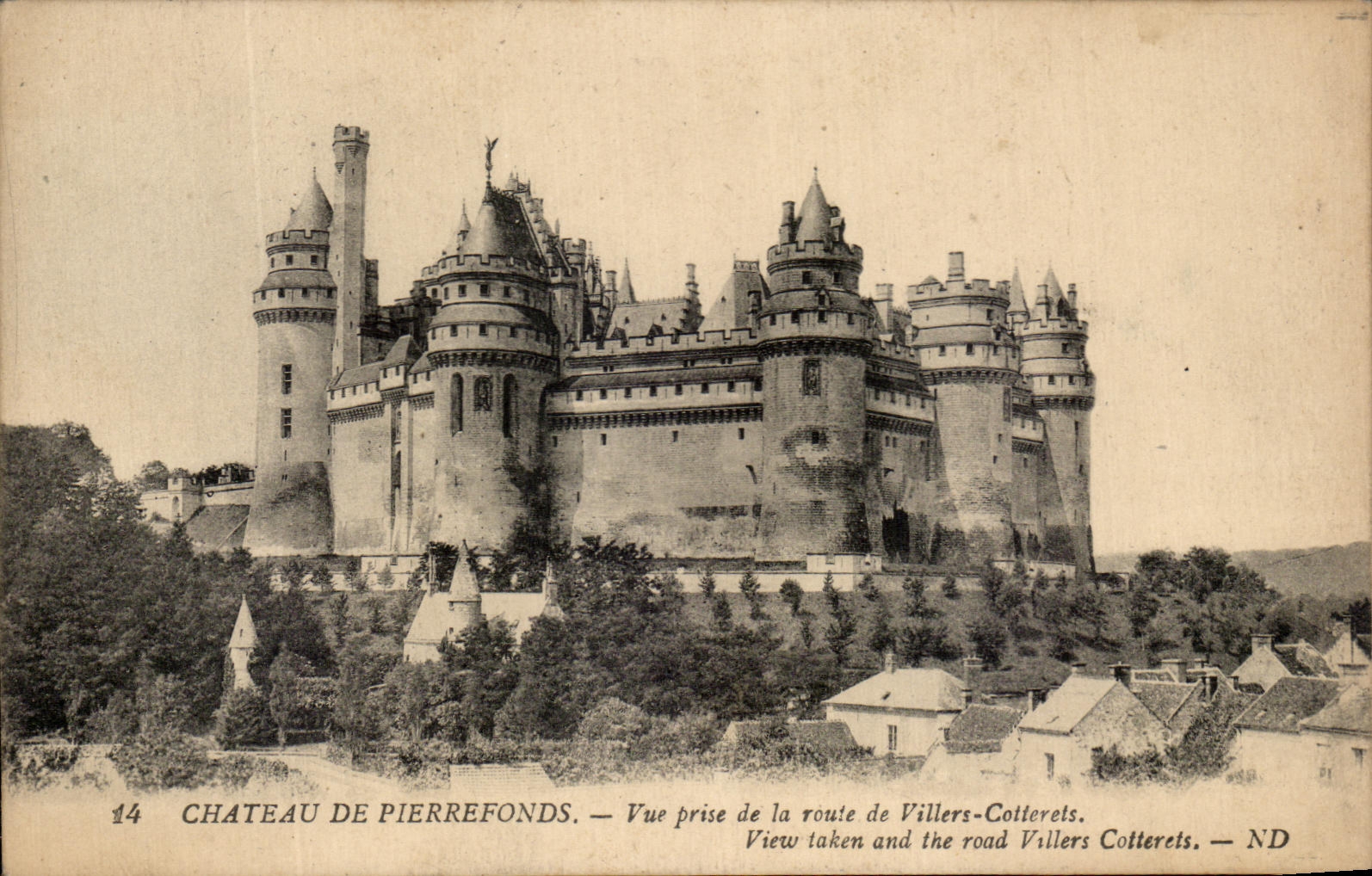 Château de Pierrefonds — Vue prise de la route de Villers-Cotterets — N°14