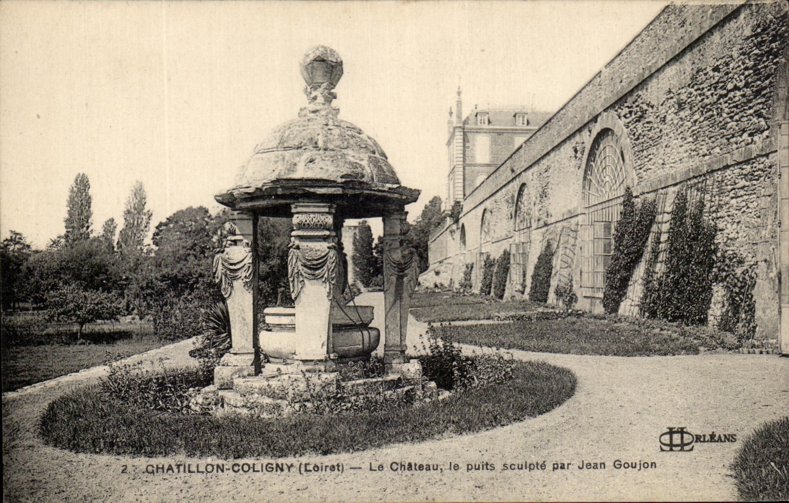 CPA Chatillon Coligny Le Chateau le puits sculpte par Jean Goujon