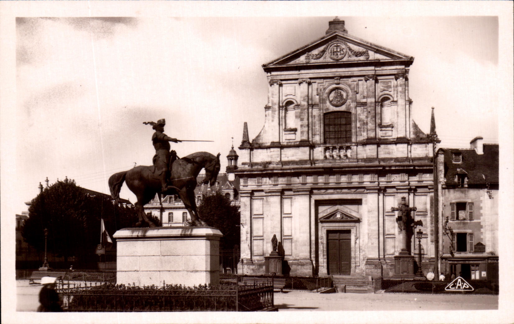 Vannes — Place de l'Hôtel de Ville — Statue de Richemont — Éditeur C.A.A.