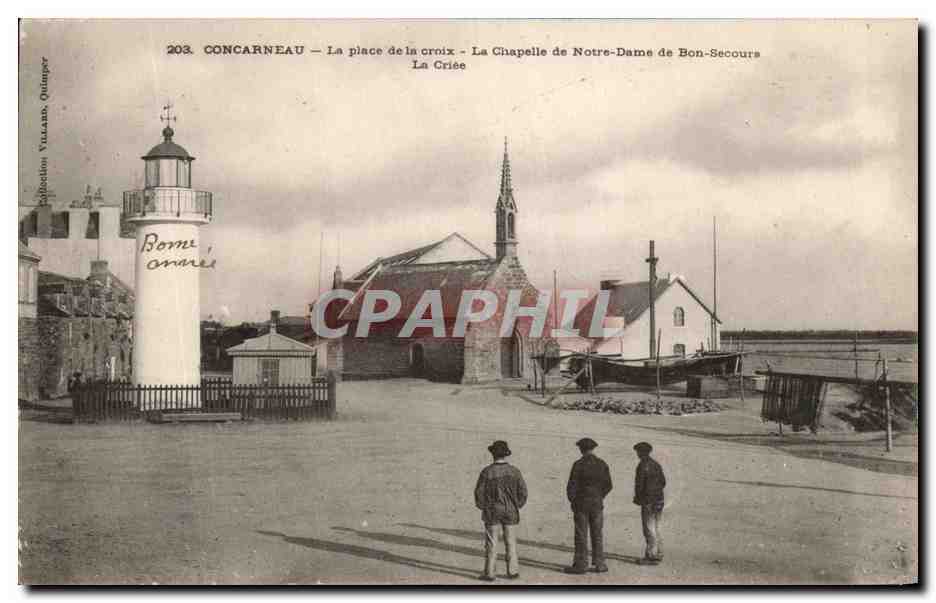 CPA Concarneau La Place de la Croix La Chapelle de Notre Dame de Bon Secours La Criee
