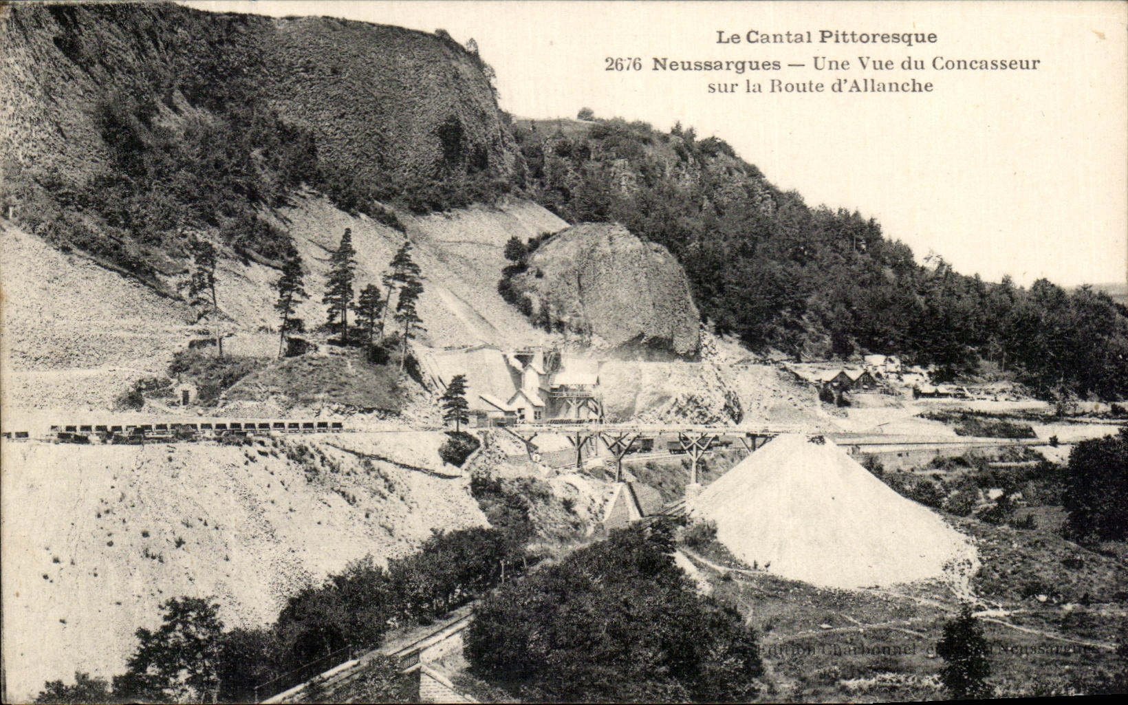 CPA Le Cantal Pittoresque Neussargues Une Vue du Concasseur sur la Route d'Allanche