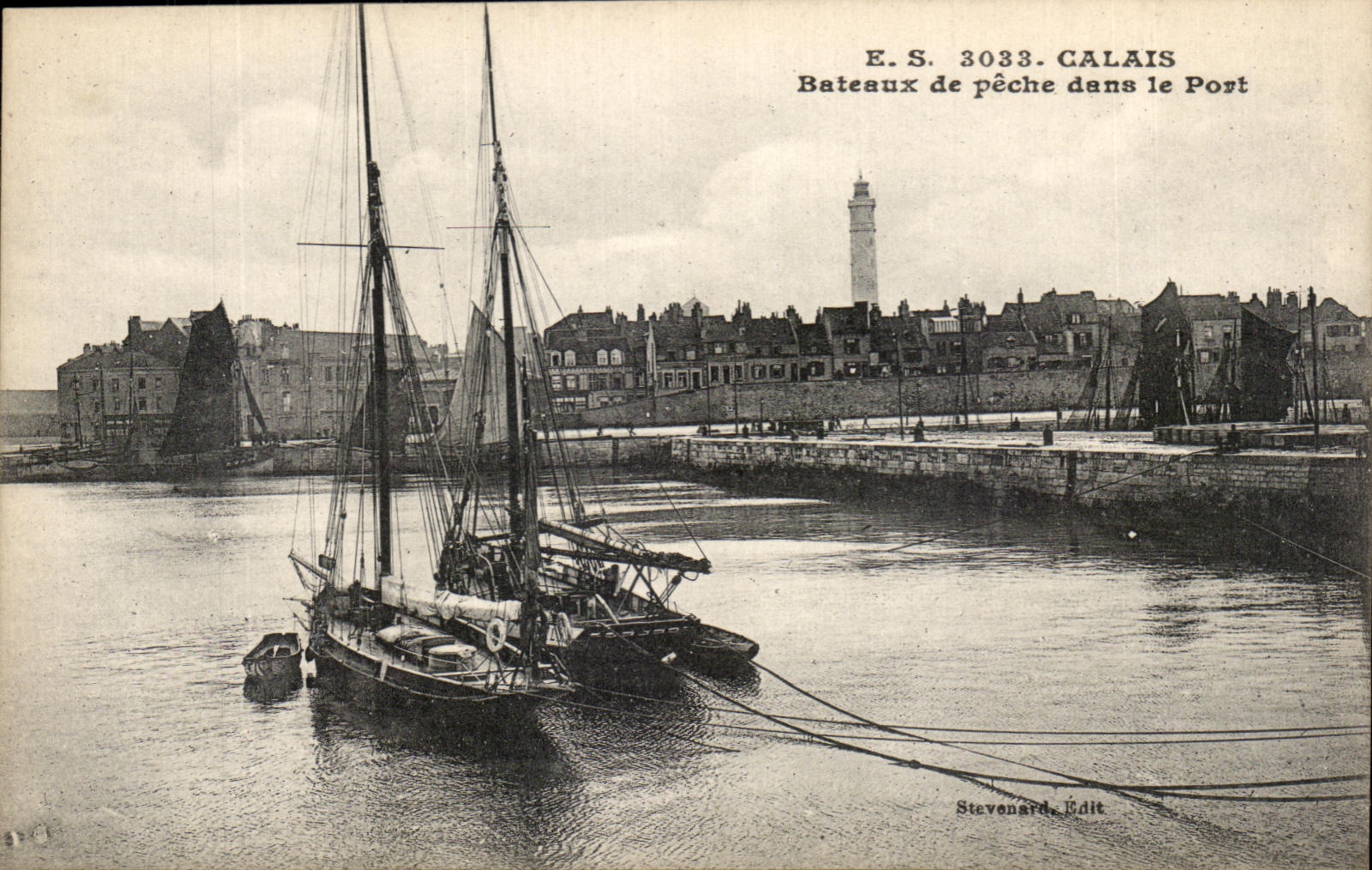 CPA Calais Bateaux de peche dans le Port
