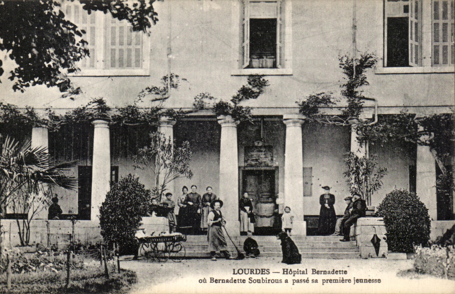 CPA Lourdes Hopital Bernadette ou Bernadette Soubirous a passe sa Premiere jennesse