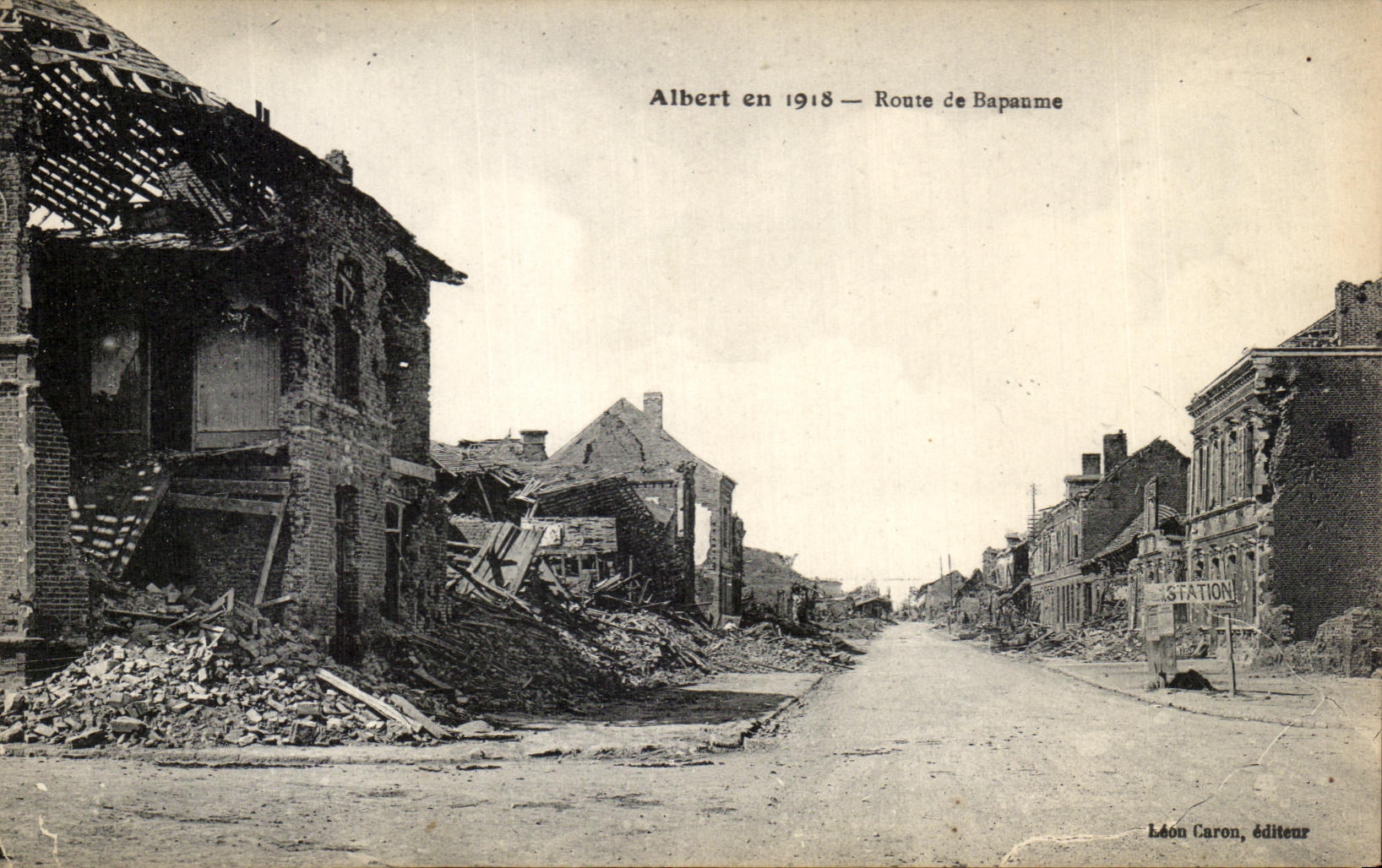 CPA Albert en 1918 Route de Bapaume Militaria 