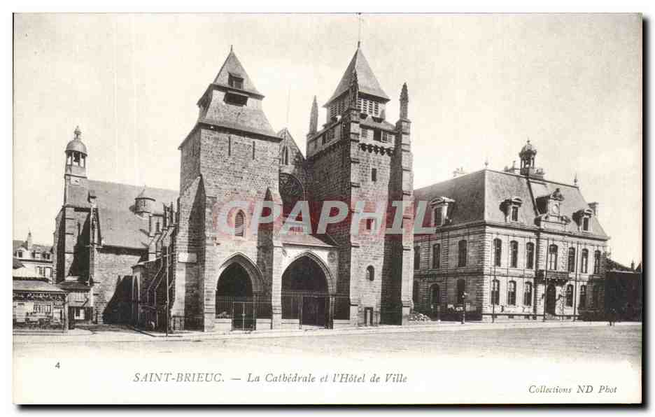 CPA Saint Brieuc La Cathedrale et L'Hotel de Ville